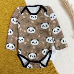 Een leuke bruine rompertje met lange mouw. Deze romper is gevoerd en daardoor zeer geschikt voor kouder weer. De romper is voorzien van een bedrukking van pandabeerhoofdjes. Gemaakt van biologisch katoen.
