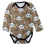 Een leuke bruine rompertje met lange mouw. Deze romper is gevoerd en daardoor zeer geschikt voor kouder weer. De romper is voorzien van een bedrukking van pandabeerhoofdjes. Gemaakt van biologisch katoen.