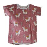 Een hip roze shirtje met korte mouwen. Het shirtje is bedruk met lamaatjes & cactussen. De hals is afgezet met een witte bies. Het shirtje is gemaakt van biologisch katoen. 