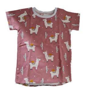 Een hip roze shirtje met korte mouwen. Het shirtje is bedruk met lamaatjes & cactussen. De hals is afgezet met een witte bies. Het shirtje is gemaakt van biologisch katoen.