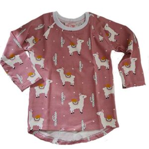 Een hip shirtje met lange mouwen in de kleur roze. Het shirtje heeft een bedrukking van lama's & cactussen. De hals is afgezet met een witte bies. Gemaakt van biologisch katoen.