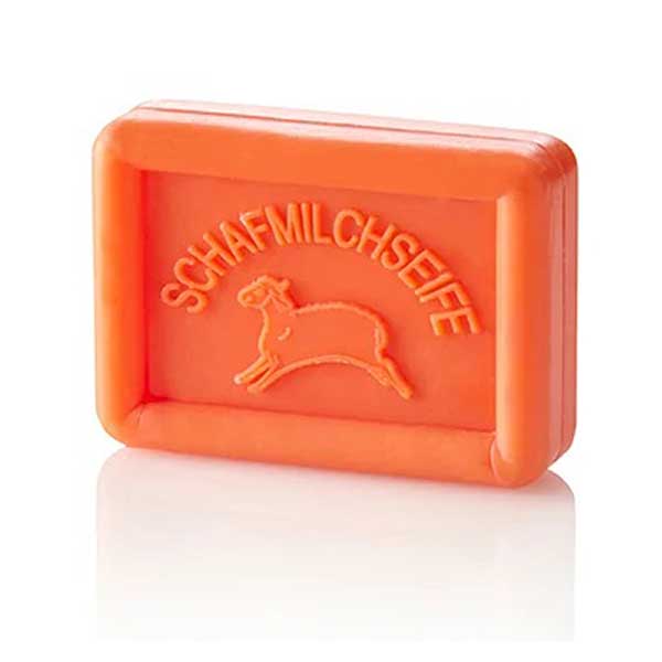 Dit zeepblok van schapenmelk Blood orange met de geur van bloedsinasappels wordt gemaakt op basis van natuurlijke ingrediënten. Er wordt gebruik gemaakt van hoge kwaliteit en plantaardige oliën zoals karitéboter, Oostenrijkse biologische schapenmelk, parfum & zout. De schapenmelk wordt geabsorbeerd in de diepere lagen van uw huid, verjongen en vullen het vochtgehalte in de huid aan.