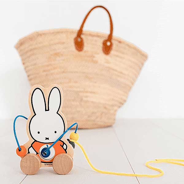 Met deze rollende kralenbaan van Bambolino laat je de allerkleinsten al op jonge leeftijd plezier maken. Laat je kleine op verkenning gaan met het Nijntje Trekfiguur van Bambolino Toys!