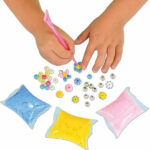 Maak jouw eigen armbanden en bedeltjes met deze set van Galt. In deze set zitten vier verschillende kleuren klei waarmee jij de mooiste bedeltjes kunt maken. Rijg ze vervolgens om een koord en laat iedereen jouw creatie zien.