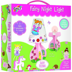 Met deze leuke set kan je je eigen nachtlampje maken. Het nachtlampje kan je versieren met feeën en eenhoorns. De voet is gemaakt van hout en kan je beschilderen en beplakken. Als je lampje klaar is zet je het theelichtje erin en je heb schitterend licht.