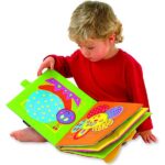 Dit zachte reuzenboek heeft acht verschillende bladzijden met verschillende structuren en activiteiten. Alle bladzijden hebben een knipservulling, maar er zijn ook bladzijden met een spiegeltje, piepje of vleugels met een knispergeluidje.