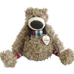 Hoi! Mijn naam is Jakob. Mijn neus is een magneet voor alle geurtjes uit keukens. Wat ik zie, dat eet ik op. Ik deel een hap niet graag met andere en groenten vallen bij mij niet zo in de smaak. Jakob is een beetje een aparte beer. Hij heeft namelijk niet overal een lekkere dikke vacht. Op sommige plekken heeft hij namelijk een leuk stofje.