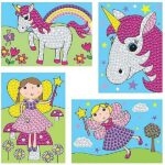 Maak 4 prachtige plaatjes met dit leuke pakketje. Versier de plaatjes met de meegeleverde pailletten door het beschermfolie te verwijderen en plak de pailletten op met behulp van het speciale meegeleverde waspotlood. Een leuk knutselpakket waarmee je kind eenvoudig een mooi resultaat kan maken.