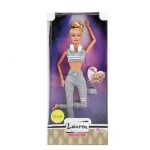 Tienerpop Laura met koptelefoon van Toi Toys in grijs en wit met accessoires en trendy outfit