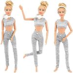 Tienerpop Laura met koptelefoon van Toi Toys in grijs en wit met accessoires en trendy outfit