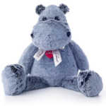 De naam Oskar werd voor mij met grote liefde gekozen. Mijn fijne vacht bestemt mij om je aanhalige vriend te zijn. Bovendien ben ik vreeeeeeselijk aardig en goedhartig kalm. Een aardigere grijze nijlpaardknuffel zal je eigenlijk moeilijk vinden. Ik  ben zo aardig dat je mij in de avond vindt daar waar jij mij hebt neergelegd. Ik ben er gewoon voor jou.