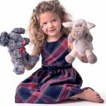 Hoi! Mijn naam is Julie. Ik ben heel lief, zacht en netjes opgevoed. Ja, zo ben ik mevrouw de haas. Mijn beschaafde gedrag en mogelijk ook blauw bloed staan mij niet toe mijn geheime dromen te realiseren. Maar het belet mij niet op mijn vriendjes te spelen. Daarom zal ik altijd met liefde op jou wachten en een versiering zijn in jouw huis.