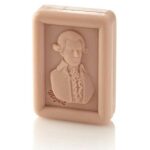 Dit zeepblok van schapenmelk Mozart wordt gemaakt op basis van natuurlijke ingrediënten. Er wordt gebruik gemaakt van hoge kwaliteit en plantaardige oliën zoals shea boter, schapenmelk, parfum & zout. De schapenmelk wordt geabsorbeerd in de diepere lagen van jouw huid, verjongen en vullen het vochtgehalte in de huid aan.