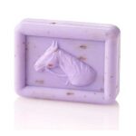 Dit zeepblok van paardenmelk Lavender met de geur van lavendel wordt gemaakt op basis van natuurlijke ingrediënten. Er wordt gebruik gemaakt van hoge kwaliteit en plantaardige oliën zoals karitéboter, amandelolie, Oostenrijkse biologische paardenmelk, parfum & zout. Deze zeepblokken zijn uitermate geschikt te gebruiken bij een geïrriteerde huid. De voedingsstoffen van deze zeep dragen bij aan het herstel van de huid.