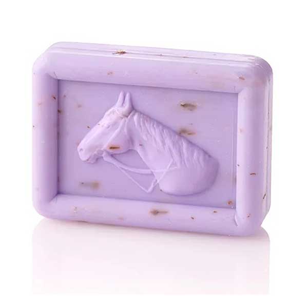 Dit zeepblok van paardenmelk Lavender met de geur van lavendel wordt gemaakt op basis van natuurlijke ingrediënten. Er wordt gebruik gemaakt van hoge kwaliteit en plantaardige oliën zoals karitéboter, amandelolie, Oostenrijkse biologische paardenmelk, parfum & zout. Deze zeepblokken zijn uitermate geschikt te gebruiken bij een geïrriteerde huid. De voedingsstoffen van deze zeep dragen bij aan het herstel van de huid.