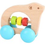 Deze beer kan rijden en rammelen! De drie houten ringen in het midden zorgen ervoor dat de beer rammelt en de grip vorm zorgt ervoor dat de rammelaar makkelijk kan worden vastgepakt.