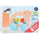 Deze beer kan rijden en rammelen! De drie houten ringen in het midden zorgen ervoor dat de beer rammelt en de grip vorm zorgt ervoor dat de rammelaar makkelijk kan worden vastgepakt.