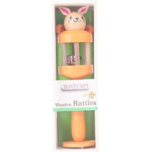 Deze leuke rammelaar heeft aan de bovenzijde het hoofdje zitten van een konijntje. Het 'lijfje' is een rammelaar. De rammelaar heeft een houten steel waardoor het makkelijk vast te pakken is.