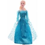 Deze leuke tienerpop heeft blond haar en een mooi blauw jurk met kant. In de verpakking zitten ook allerlei leuke accessoires. Hiermee kan je veel speelplezier hebben.