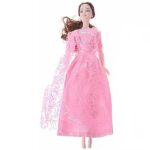 Deze leuke tienerpop heeft bruin haar en een mooi roze jurk met kant. In de verpakking zitten ook allerlei leuke accessoires.