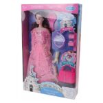 Deze leuke tienerpop heeft bruin haar en een mooi roze jurk met kant. In de verpakking zitten ook allerlei leuke accessoires.