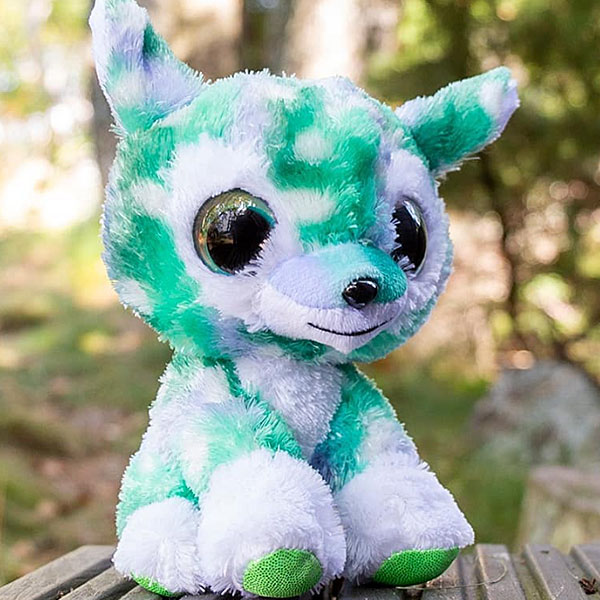 Knuffel Deer Bock van Lumo Stars in groen wit en blauw met grote glanzende ogen en zachte pluche vacht