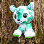 Knuffel Deer Bock van Lumo Stars in groen wit en blauw met grote glanzende ogen en zachte pluche vacht