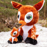 Knuffel Deer Dear Classic van Lumo Stars in bruin wit en zwart met grote glanzende ogen en zachte pluche vacht