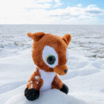 Knuffel Deer Dear Classic van Lumo Stars in bruin wit en zwart met grote glanzende ogen en zachte pluche vacht