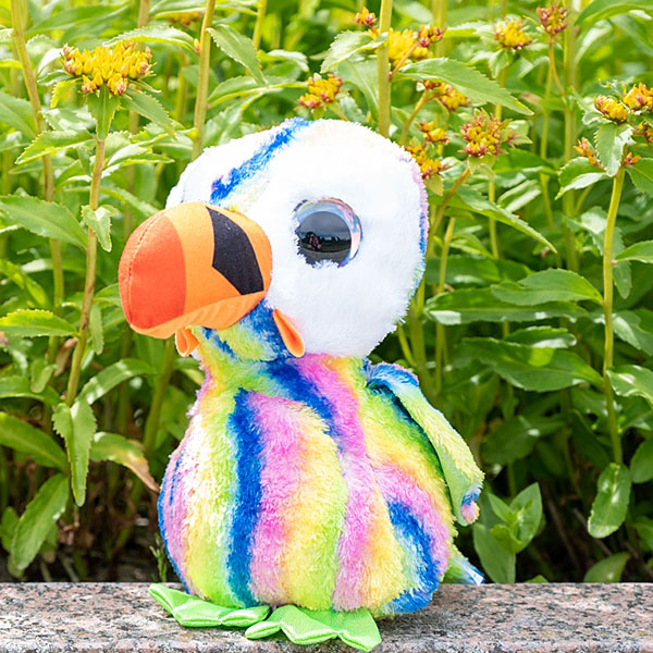 Knuffel Puffin Lenni van Lumo Stars in regenboogkleuren met grote glanzende ogen en zachte pluche vacht