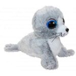 Lumo Seal Kuutti is een 15 cm grote Lumo Star. Lumo Stars zijn de zachtste en mooiste pluche knuffeldieren met grote lief kijkende ogen. Oh hallo daar! Ik zag je niet. Ik zat te chillen en droomde van een enorm vis-ijsje…lekker!