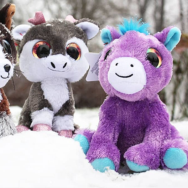 Knuffel Pony Carla van Lumo Stars in paars en blauw met grote glanzende ogen en zachte pluche vacht