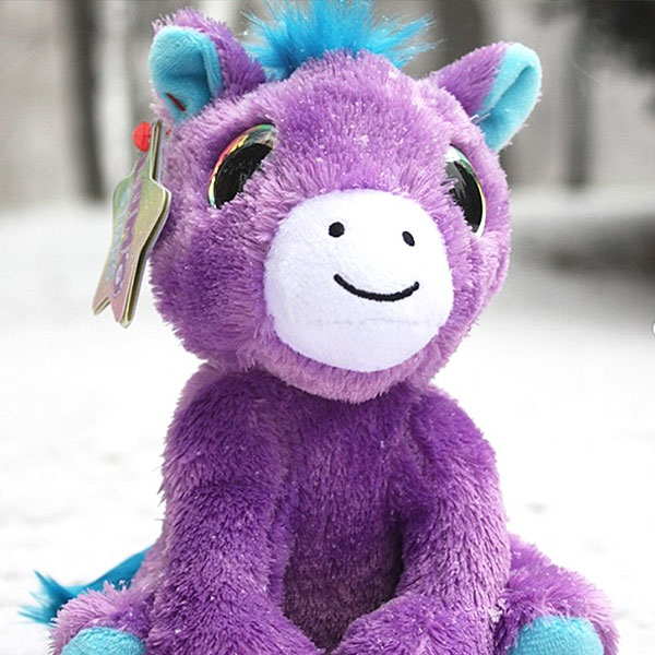 Knuffel Pony Carla van Lumo Stars in paars en blauw met grote glanzende ogen en zachte pluche vacht