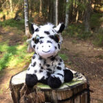 Knuffel Pony Snow van Lumo Stars in zwart en wit met grote glanzende ogen en zachte pluche vacht