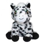 Pony Snow is een 15 cm grote Lumo Star. Lumo Stars zijn de zachtste en mooiste pluche knuffeldieren met grote lief kijkende ogen. Ik galoppeer graag langs het water! Zo ben ik aan mijn naam gekomen. Kom op, laat het avontuur maar komen.