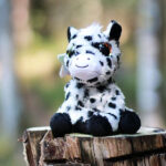 Knuffel Pony Snow van Lumo Stars in zwart en wit met grote glanzende ogen en zachte pluche vacht