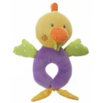 Een leuke rammelaar in de vorm van een eendje. Het eendje is gemaakt van verschillende kleurtjes en heeft een ‘ring’ waardoor het makkelijk vast te houden is. Daarnaast maakt deze rammelaar ook leuke geluidjes.