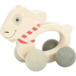 Dit schattige geitje - grijpspeelgoed kan niet alleen worden vastgegrepen maar kan ook rond gerold worden op zijn stabiele wielen. Ludwig het geitje is afgebeeld op dit grijpspeelgoed.