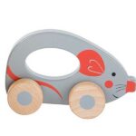 Deze schattige muis is super leuk om mee rond te rijden en is zo ontworpen dat je hem makkelijk kunt vast pakken. Door de wieltjes is hij makkelijk te verplaatsen. Leuk voor de allerkleinste kinderen om mee te spelen.