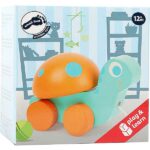Een leuke schildpad op wieltjes in de kleuren blauw & oranje. Gemaakt van hout. Neem deze super schattige schildpad overal mee naartoe. Het trekdiertje moedigt je kind aan om zijn eerste stapjes te zetten.
