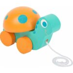 Een leuke schildpad op wieltjes in de kleuren blauw & oranje. Gemaakt van hout. Neem deze super schattige schildpad overal mee naartoe. Het trekdiertje moedigt je kind aan om zijn eerste stapjes te zetten.