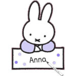 Dit schattige lila Nijntje deurbord is perfect om voor het raam te zetten of aan de deur te hangen. Het bord heeft een speciaal vlak waarop je de naam van je kindje kunt schrijven, waardoor het een persoonlijk en uniek accent toevoegt aan de kamer. Ideaal als decoratie of als kraamcadeau!