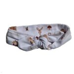 Deze knoophaarbandje Dear is gemaakt van zacht katoen met een leuke hertenprint op een witte ondergrond. Geschikt voor de leeftijd 0-6 maanden en komt uit de collectie van Little Adventure.