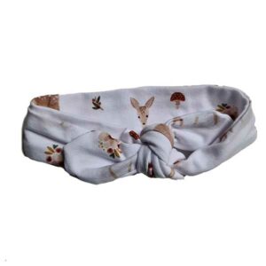 Deze knoophaarbandje Dear is gemaakt van zacht katoen met een leuke hertenprint op een witte ondergrond. Geschikt voor de leeftijd 0-6 maanden en komt uit de collectie van Little Adventure.