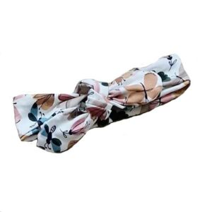 Leuk knoophaarbandje gemaakt van zacht katoen in de kleur wit met een leuke vlinderprint. Geschikt voor de leeftijd 0-6 maanden en komt uit de collectie van Little Adventure.