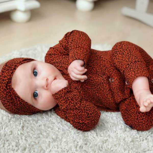 Een heerlijk zacht boxpakje Leopard, zonder voetjes, van soepele tricot met een leuke luipaardenprint in de kleur roodbruin en zwart uit de collectie van Little Adventure.