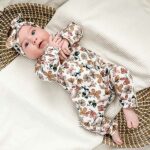 Leuk knoophaarbandje gemaakt van zacht katoen in de kleur wit met een leuke vlinderprint. Geschikt voor de leeftijd 0-6 maanden en komt uit de collectie van Little Adventure.