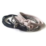 Leuke veterstrikjes haarbanden in een set van 3 stuks maken de outfit voor jouw kleintje helemaal af. Geschikt voor de leeftijd 0 - 9 maanden.