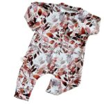 Een heerlijk zacht boxpakje Autumn Leaves, zonder voetjes, van soepele tricot met een leuke herfstbladerenprint uit de collectie van Little Adventure.