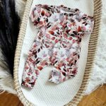 Een heerlijk zacht boxpakje Autumn Leaves, zonder voetjes, van soepele tricot met een leuke herfstbladerenprint uit de collectie van Little Adventure.